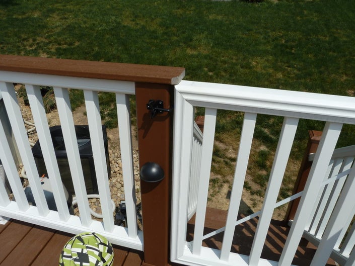 Locking gate for pool